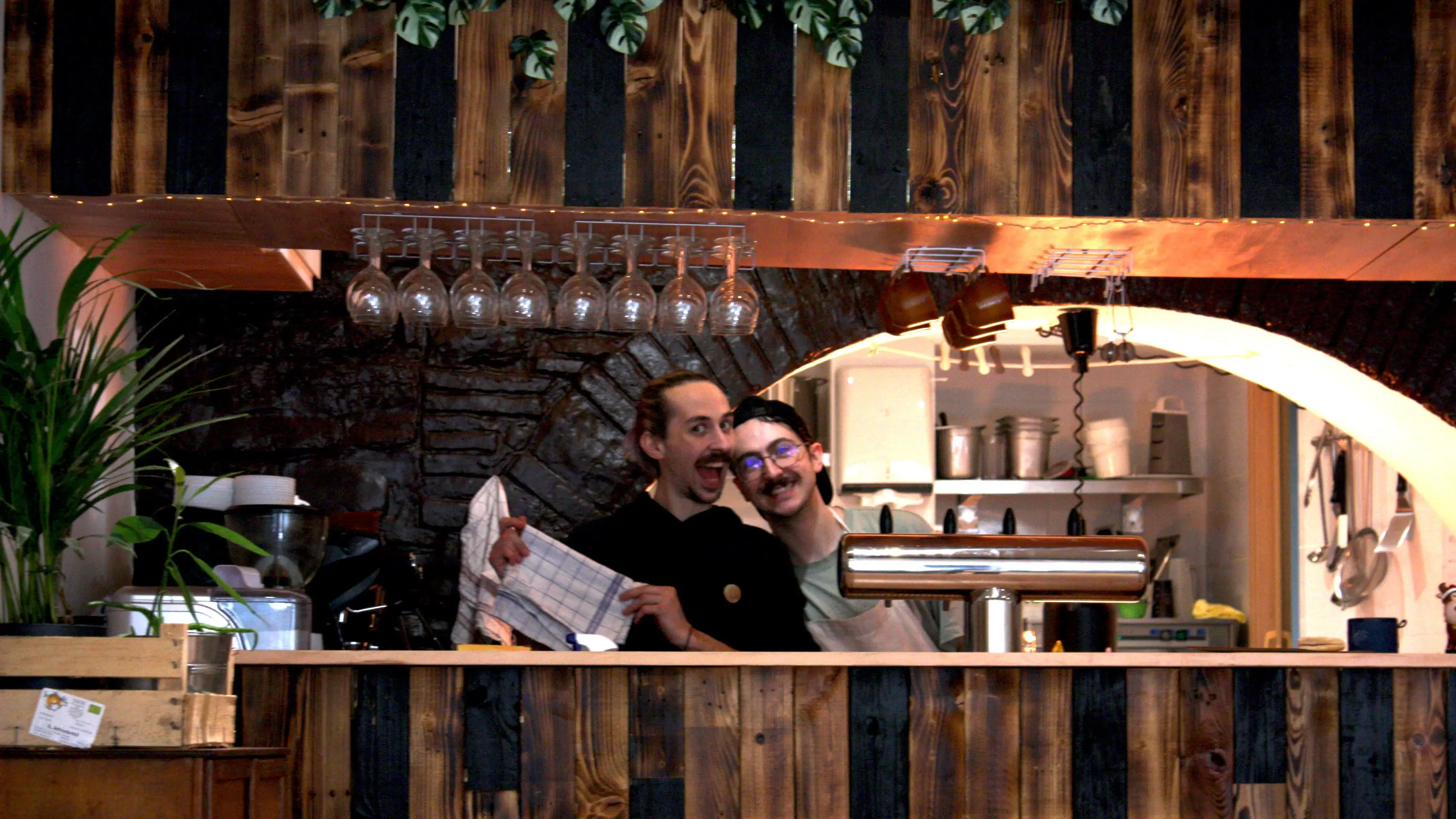 Photo du comptoir avec Nino et Célian deux des trois fondateurs du Café restaurant Keskiss