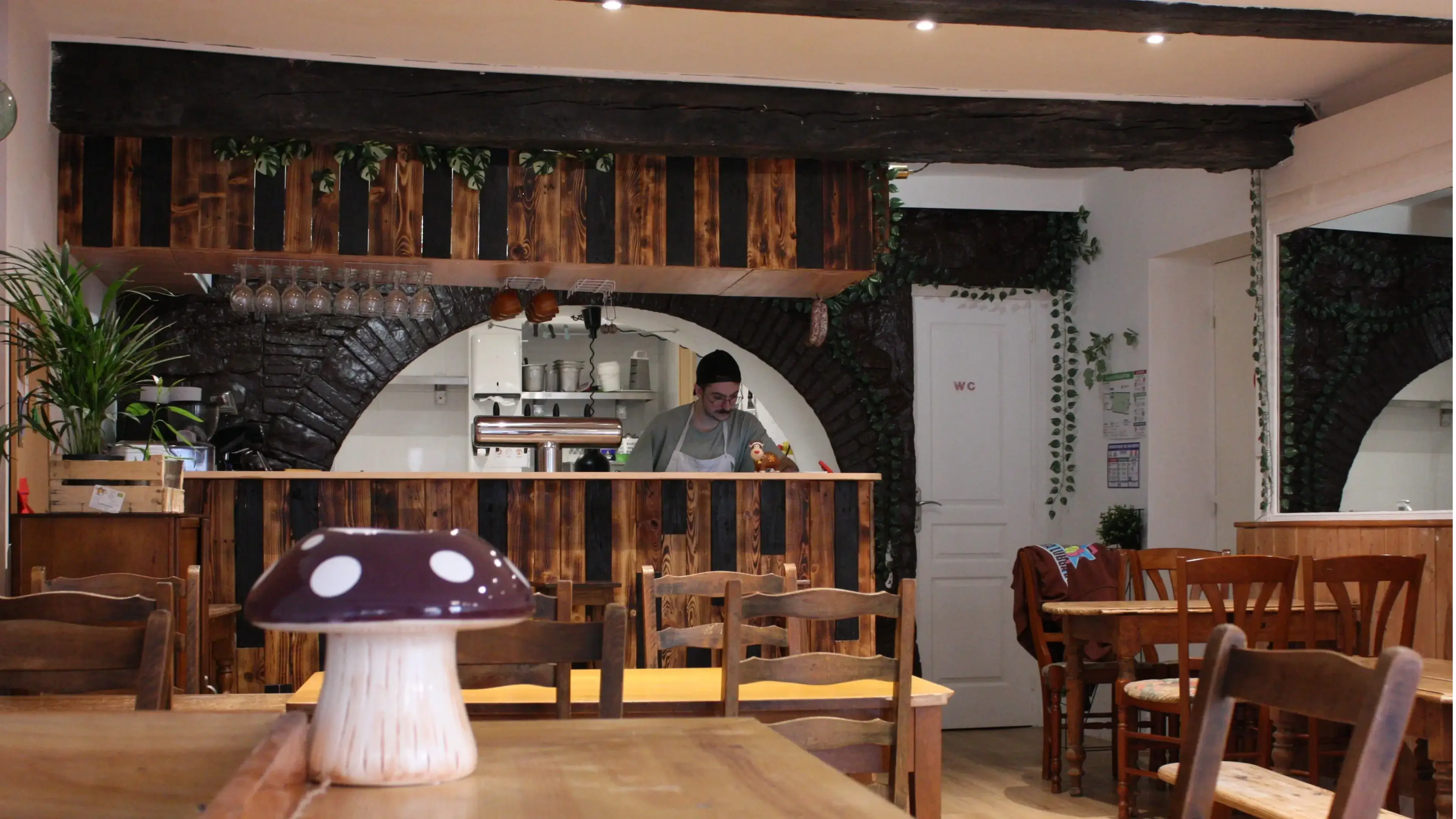 Photo de la salle et du comptoir avec Nino un des trois fondateurs du Café restaurant Keskiss